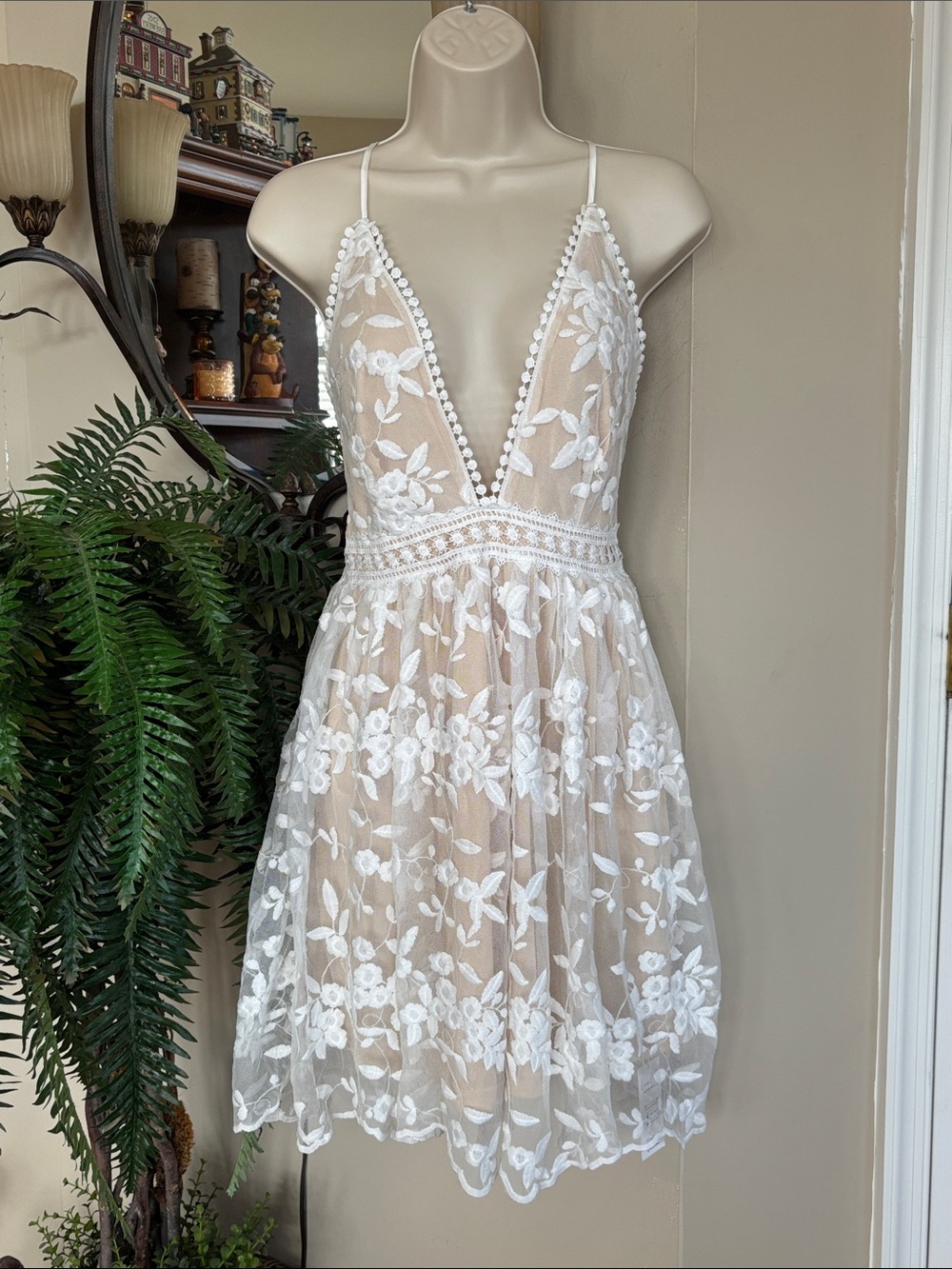 NWT Cupshe White Floral Lace Mini Dress Plunging V-Neck Spaghetti Strap Flare
